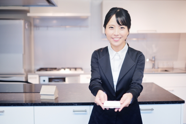 不動産営業の持ち物を確認するスーツ姿の女性